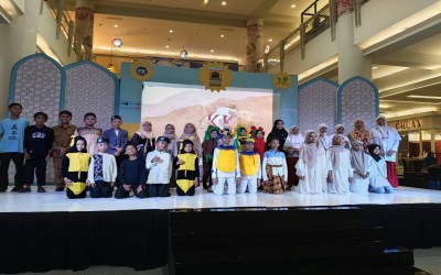 Gempita Aksi Baca Puisi Murid MI Roudlotul Banat di Royal Plaza Surabaya